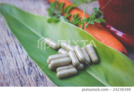 图库照片: herbal capsules from horse radish tree plant