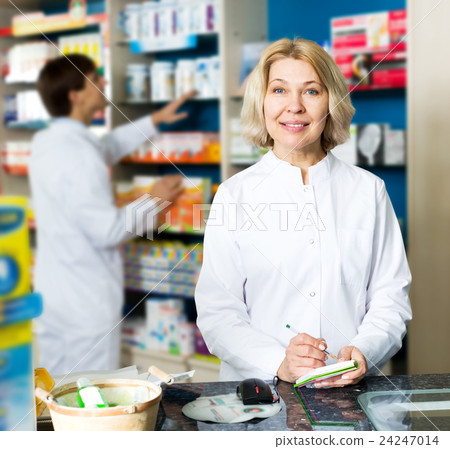 图库照片 pharmacist and pharmacy technician posing in drugstore