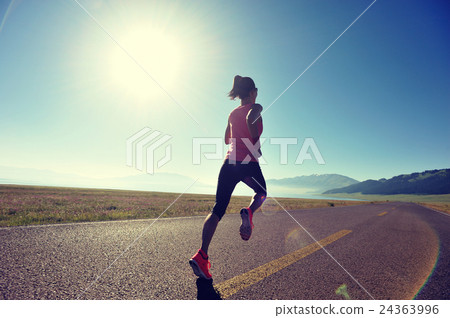 图库照片: fitness woman runner running on sunrise seaside