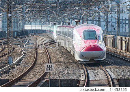 图库照片: e6 series bullet (high-speed or shinkansen) train.