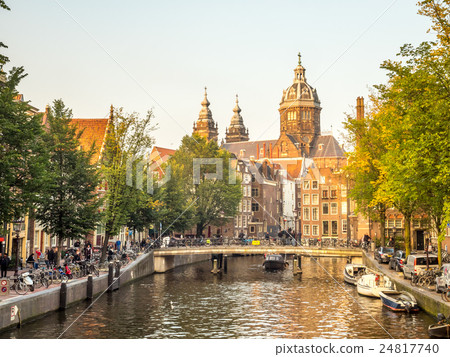 图库照片: saint nicholas church with canal in amsterdam