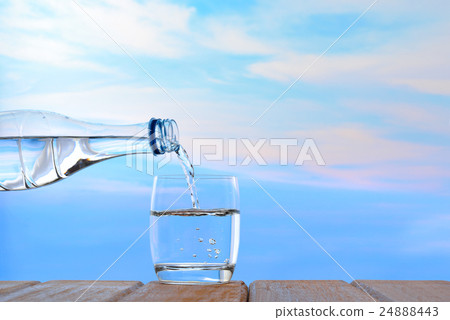 图库照片: fresh and clean drinking water