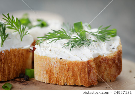 图库照片: crunchy baguette slices with cream cheese and