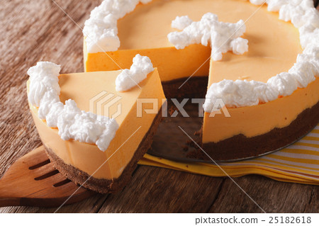 delicious slice of pumpkin cheesecake-图库照片 [2