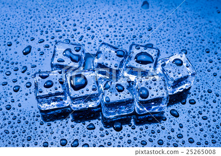 ice cubes,mint leaves 图库照片: wet ice cubes and water drop on blue background.