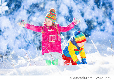 图库照片: child having fun in snowy winter park