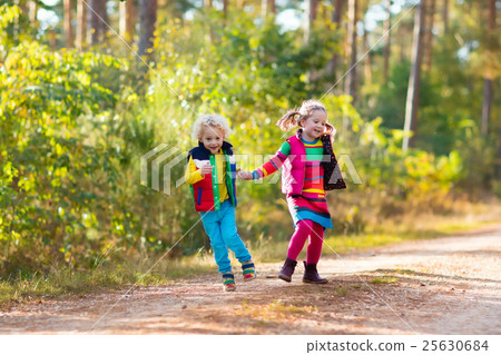 图库照片: kids playing in autumn park