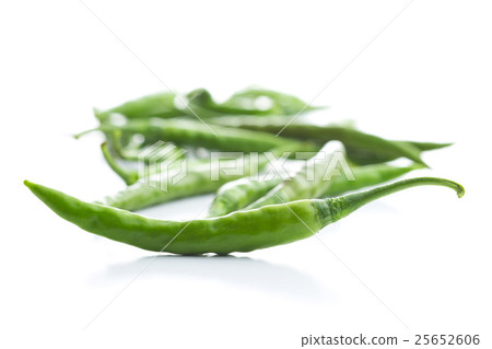 图库照片: green chili peppers.