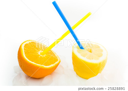 照片素材(图片): fresh natural lemon and orange juice with ice