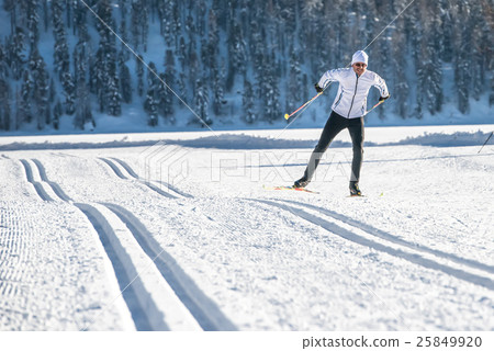图库照片: cross-country skiing skating