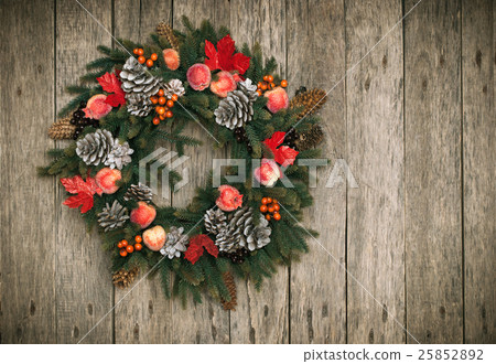 图库照片: christmas wreath on wooden background