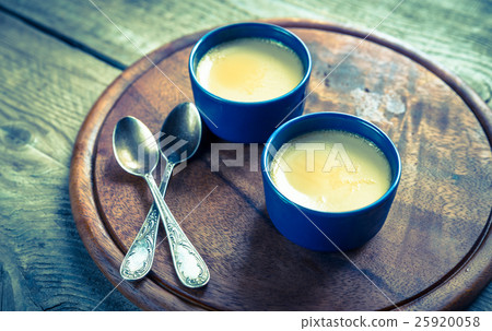 图库照片: creme caramel in the pots