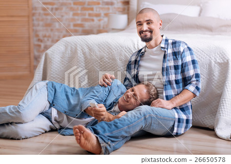 watching,seeingwatching 图库照片: delighted gay couple watching television together