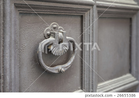 图库照片: old door knocker