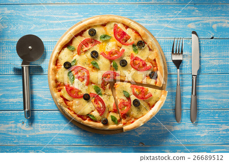 图库照片: margarita pizza at wood