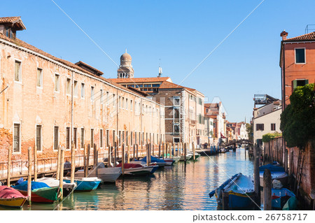 图库照片: canal and buildings in cannaregio in venice