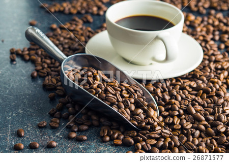 图库照片: roasted coffee beans.