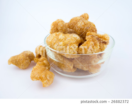 照片素材(图片): crispy deep fried pork skin or pork rind in bowl