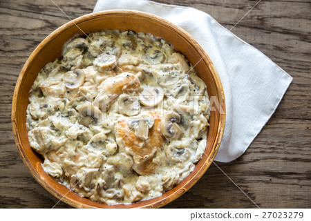 图库照片: creamy garlic mushroom chicken