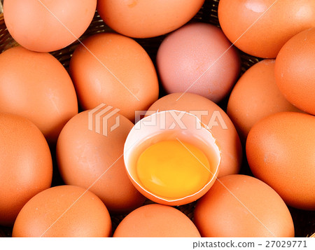 图库照片: raw eggs in bamboo basket