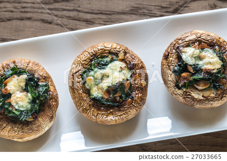 图库照片: baked mushrooms stuffed with spinach and cheese