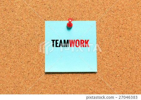 图库照片: cork board with team work wording on sticky notes