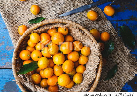 图库照片 fresh kumquats on the old wood