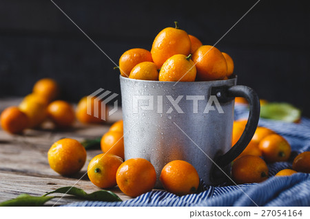 图库照片 fresh kumquats on the old wood