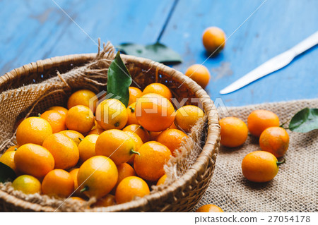 图库照片 fresh kumquats on the old wood