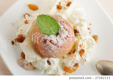 图库照片: fruit dessert - baked apple with icing sugar