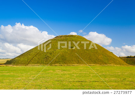 图库照片: silbury hill, prehistoric artificial chalk mound