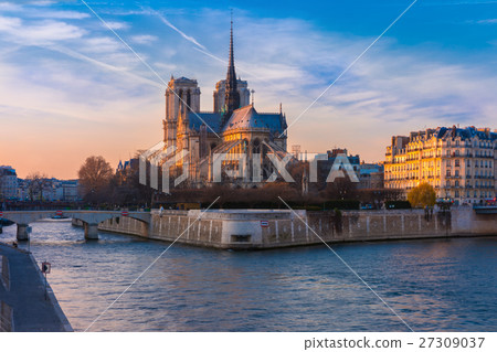 图库照片: cathedral of notre dame de paris at sunset, france