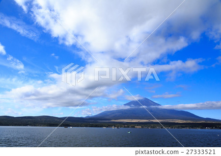 图库照片: 晴朗的秋季天气 富士山 山中湖