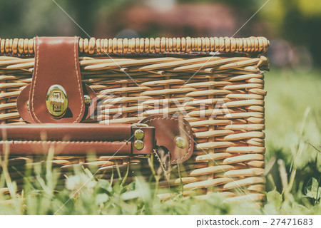 图库照片: picnic basket hamper with leather handle in grass