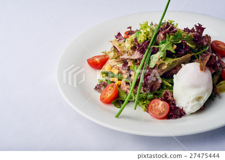 图库照片: arugula salad with goat cheese.