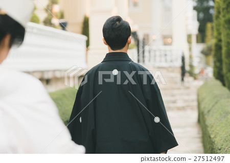 图库照片: 新郎 饰有一个家族纹章的服饰 背影