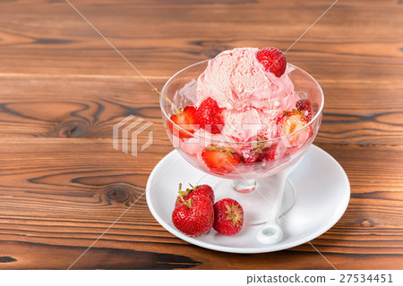 图库照片: dessert strawberry pink vanilla ice cream scoops