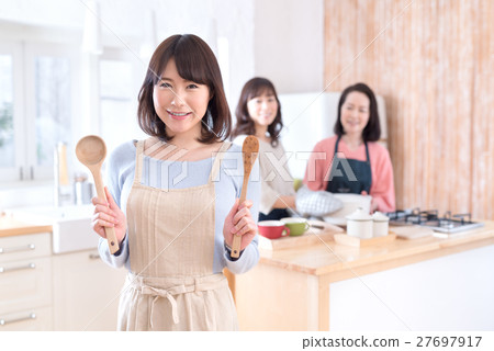 图库照片: 家庭主妇厨房三代