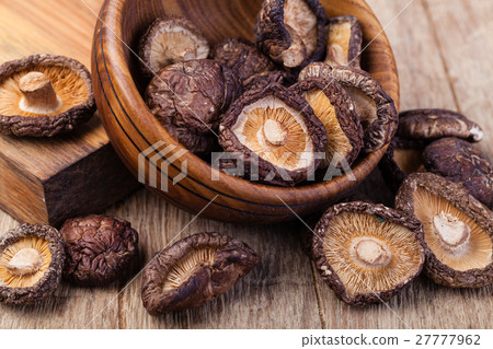 图库照片: dried shitake mushroom