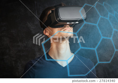 图库照片: man using vr goggles