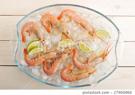图库照片: red boiled shrimp with lime on ice