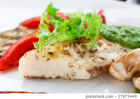 图库照片 grilled fish fillet with vegetables