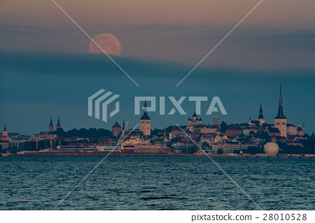 图库照片: full moon over old town of tallinn city