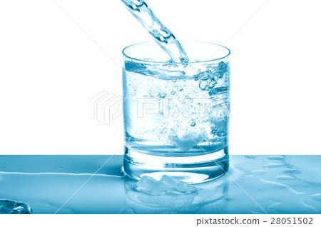 图库照片: sparkling water pouring into glass cold drink