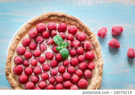 图库照片: raspberry tart with custard