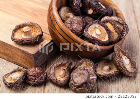 图库照片: dried shitake mushroom