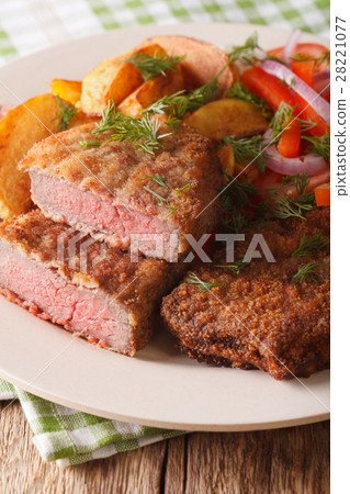 图库照片: fried rump steak and fresh vegetables