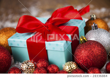 日本人 照片 christmas balls, gift box with red ribbon, holiday