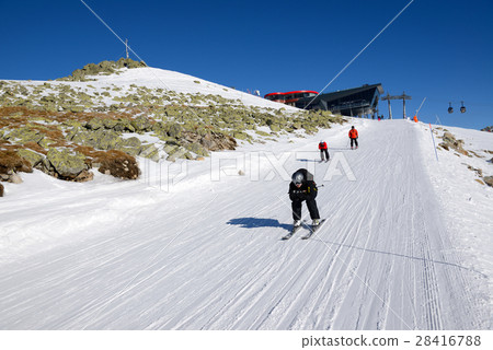 图库照片: the skiers and rotunda cableway station on chopok