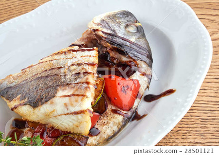 图库照片: fried fish on a white plate